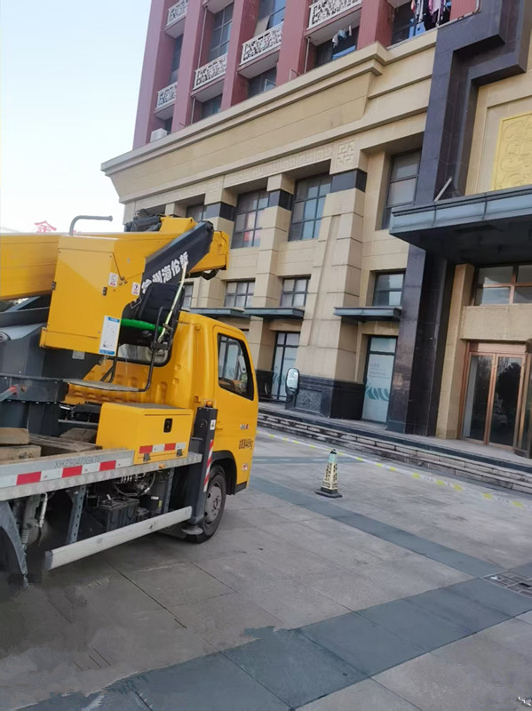 18米升降车安装路灯，监控、广告牌，价格便宜