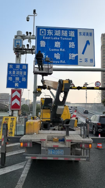 18米登高车安装道路指示牌施工现场